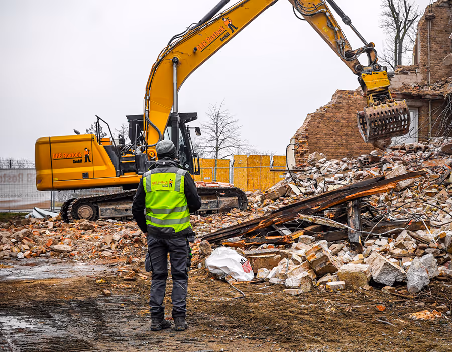 GRB Rostock reißt ein öffentliches Gebäude ab.