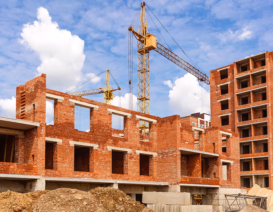 Ein Bauprojekt einer Großbaustelle mit Kran